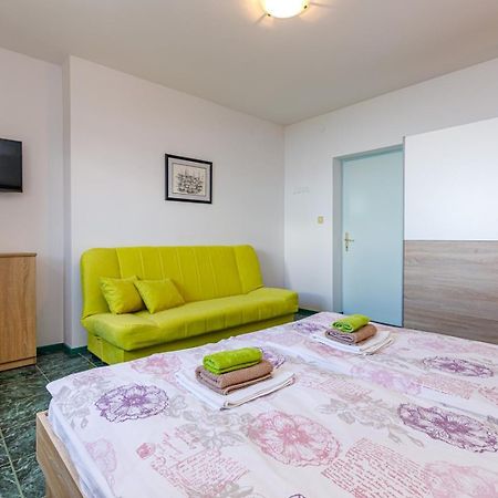 Apartments Jasminka Ловран Стая снимка