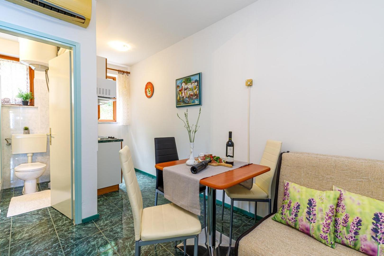 Apartments Jasminka Ловран Стая снимка