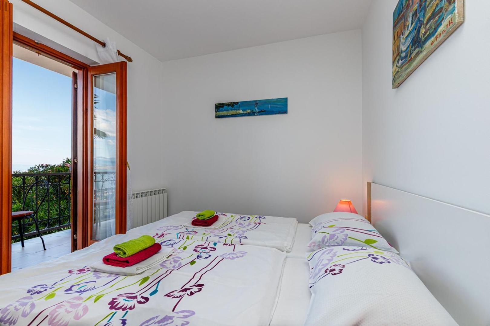 Apartments Jasminka Ловран Стая снимка