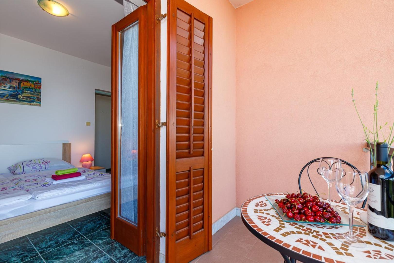 Apartments Jasminka Ловран Стая снимка
