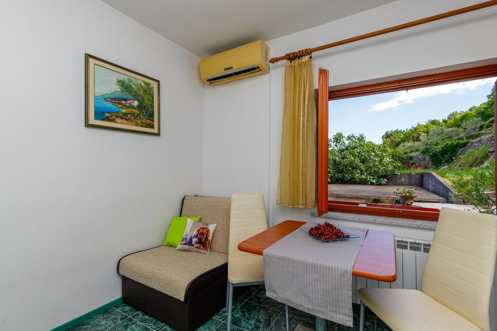 Apartments Jasminka Ловран Стая снимка